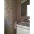 Mosaïque sur un mur de salle de bain